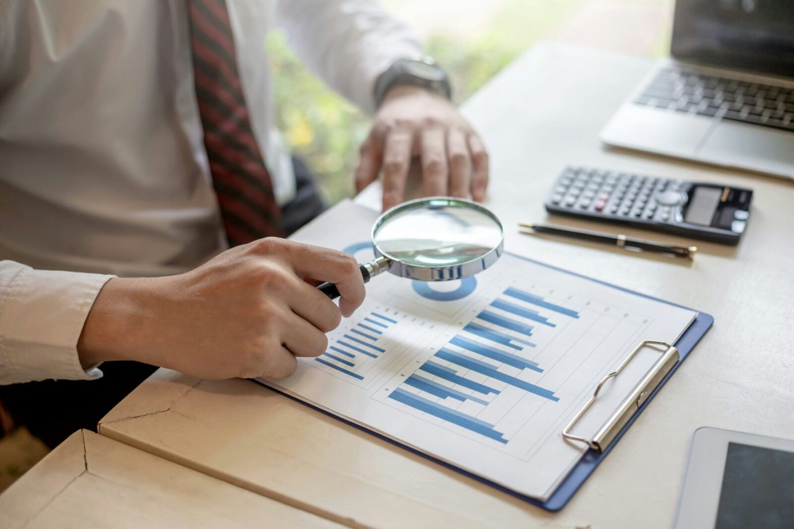 A magnifying glass over a chart: due diligence before an SEIS investment