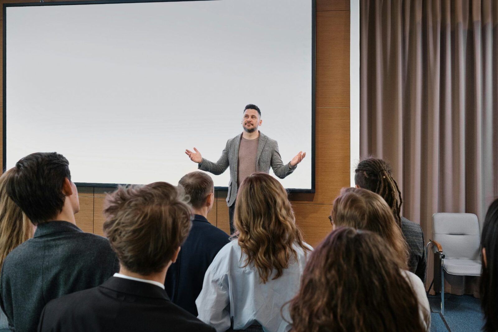 A founder pitching to an audience of EIS and SEIS investors